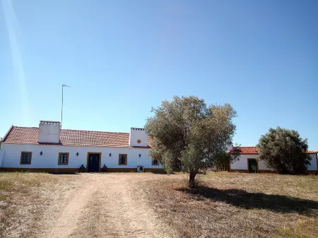 Monte Alentejano for 4 people!Ideal for children!We accept animals! Отели рядом с достопримечательностью «Замок Монтемор-у-Нову»