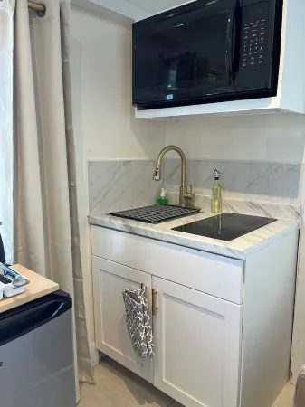 LUX 5 - Cozy 1-bed 1bath w/ WiFi, AC in a beautiful neighborhood in Nassau city Отели рядом с достопримечательностью «Pirates of Nassau»