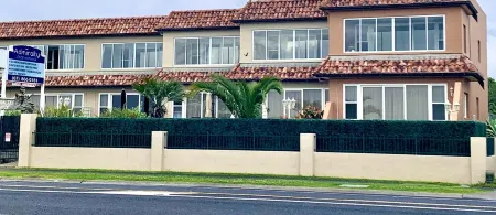 Waterfront fabulous view, spacious studio, heated pool & 10 mins walk into town. Отели рядом с достопримечательностью «The Lost Spring»