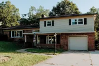 Cozy Ranch by Lake Hickory w/Patio & great Fire Pit Hotels in Hickory