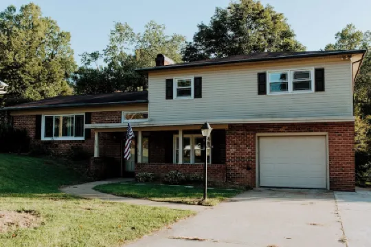 Cozy Ranch by Lake Hickory w/Patio & great Fire Pit