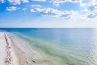 Historic Beach Cottage steps from the white sandy beach of Indian Rocks Beach