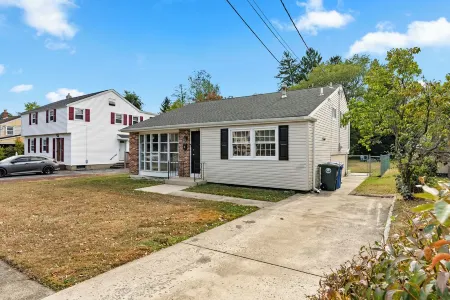 Charming 3-bedroom house in Glassboro with WiFi, AC