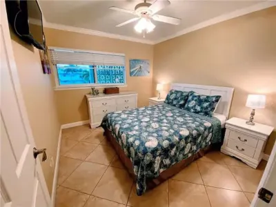 Beach Condo With Game Room! Steps From Indian Shores Beach, Pool. 2bd, sleep 6.