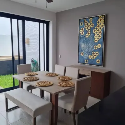 Bright 3 Bedroom Home w/ Private Pool.