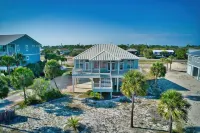 Sleeps 16! Across from beach! POOL! Close to downtown! Downstairs apartment!