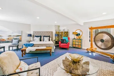 Hidden Pond Gong Suite - Luxury , Pet Friendly, with Hot Tub and Private Beach