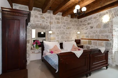 Turrium Heritage Apartment Seaside With Patio and Barbecue Отели в г. Opcina Kastela