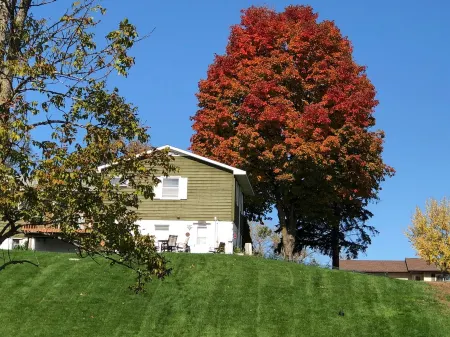 Quiet, relaxing home on Lake Watab in beautiful St. Joseph, MN near SJU and CSB Отели в г. Сент-Вендел