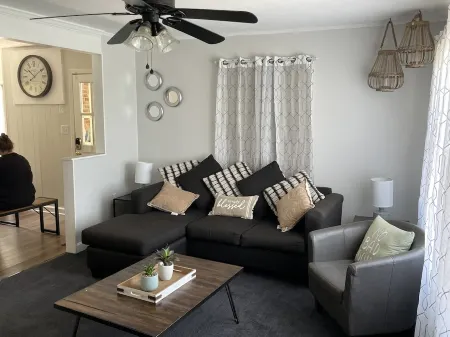 1 king/2queen bd home next to big park