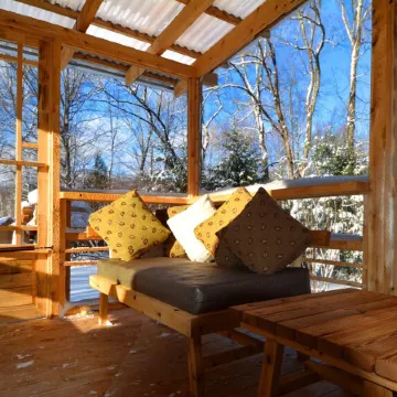Chalet Sean, peaceful retreat on beautiful mountain brook and walk to river..
