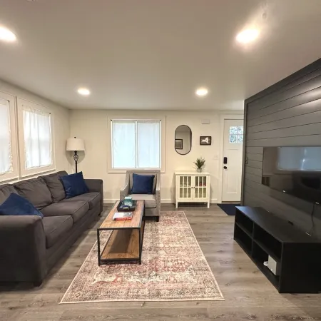 2Bd 1Ba fully renovated private home In Utica, NY. Minutes to everything Отели в г. Ютика