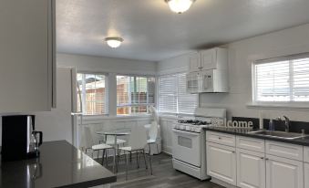 Comfortable 2 Bedroom 1 Bath House - 0225i12000llwn85l109C R 339 206 R5 D
