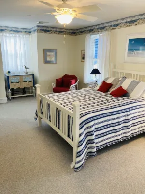 Great Location. Walk to the beach, shops and restaurants