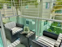 New 3 BR/2BA Apartment with A/C, wifi and pool! Hôtels à : 