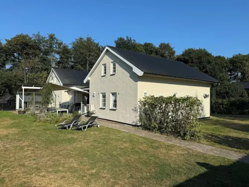 Luxury house, 150 metres from beach, with billiards and football Hotels in Borrby