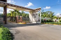 Leah's Retreat! 3-bedroom, house located 5 minutes from Ocho Rios attractions. Hotels near Mystic Mountain Jamaica, Rainforest Adventures