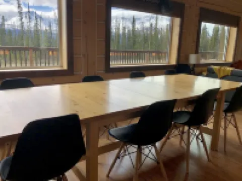 Beautiful relaxing Log Chalet with amazing view of Saint-Elias Mountain range.