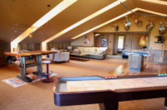 14,229sqft Estate on 8ac w/ 4100sqft Guest home TikiBar HotTub Overlooking GNP!