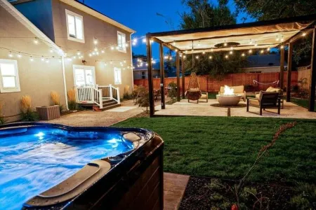 Stunning SLC House w/ Hot Tub and Fire Pit! Отели рядом с достопримечательностью «Китайски ресторант "Китайски квартал"»