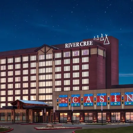 Nordic Oasis near WEM | Hot Tub, 2 Lounges, King Ensuite • Sleeps 10