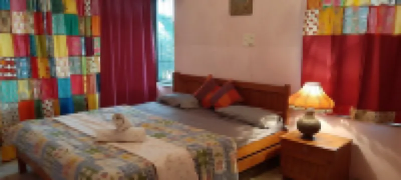 Cozy Hill-touch villa with Lounge Pool. Quiet neighbourhood. Quick trek to lake