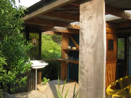 Woody Mamaku Retreat .  Eco stay close to  sea and nature.