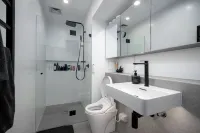 Luxury CBD Darlinghurst Apartment | King Bed, Pool & Sauna, Rooftop