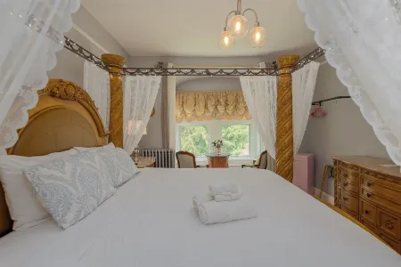 Room 2 at The Warwick Inn – Cozy Elegance in the Heart of Town Отели в г. Уорик