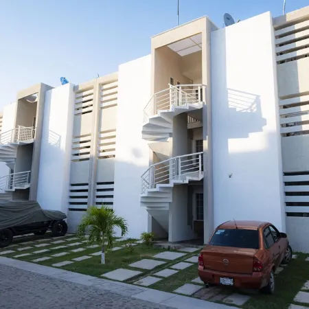 Beautiful remodeled condo near beach !