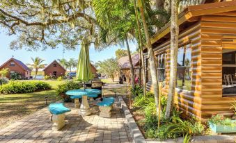 Okeechobee Cabin w/ Patio & Community Pool!