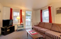 Carriage House Motel Cottages & Suites