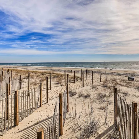 Emerald Isle Condo w/ Indoor Pool & Beach Access!