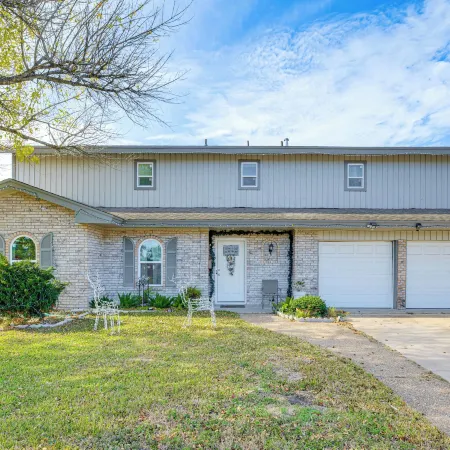 9 Mi to Dtwn: Spacious Retreat in Corpus Christi!
