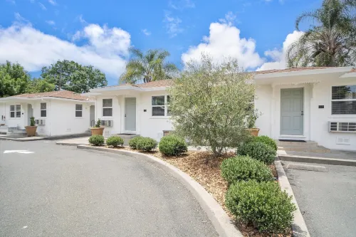 Carlin's Cottage Court