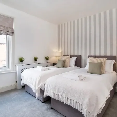 Amberley House - with Hot Tub + Free Parking