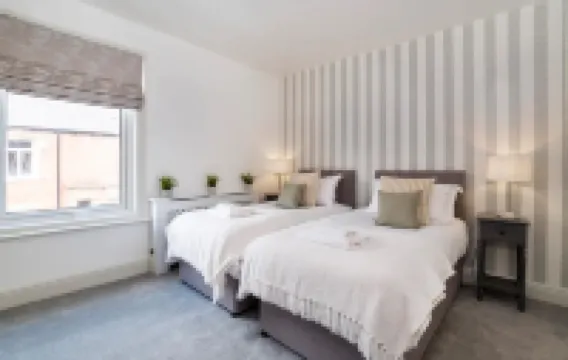 Amberley House - with Hot Tub + Free Parking