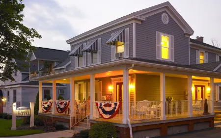 Skaneateles Suites Boutique Hotel Отели в г. Сканителс