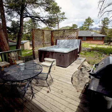 Charming Cabin, Next to National Park 3 Bedroom Cabin - #20-Ncd0297