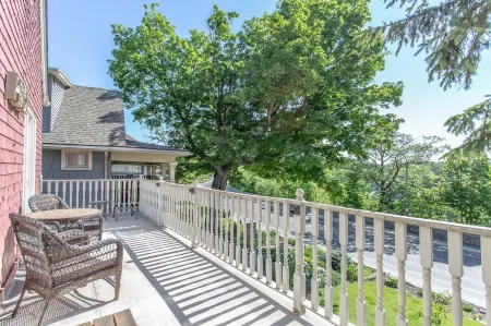 Redwood Bed and Breakfast Отели рядом с достопримечательностью «Башня Скайлон»