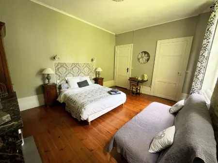 Domaine le Baraillot, Chambres et Repas d'hôtes, soirée étape Отели в г. Эгийон