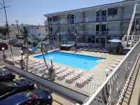 Quarterdeck Motel - Beach