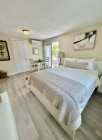 Sea Shell Cottage, Sleeps 2 - Escape the Cold; Our Pool IS Heated!