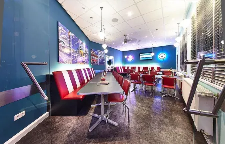 Road House Hotel Отели рядом с достопримечательностью «Падерборнский собор»