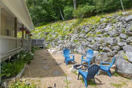 Elevated Lifestyle, Spacious 6 Bdrm w/ Hot Tub!