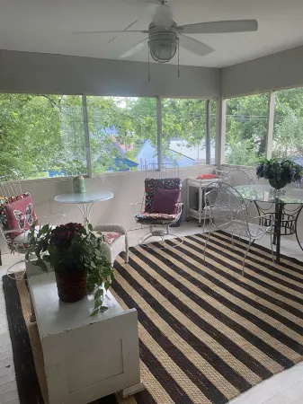 Carroll Manor: RecentlyRenovated English Tutor. Sleeps 8