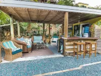 Salt Pond Bay Glamping Site With AC 센트럴 호텔