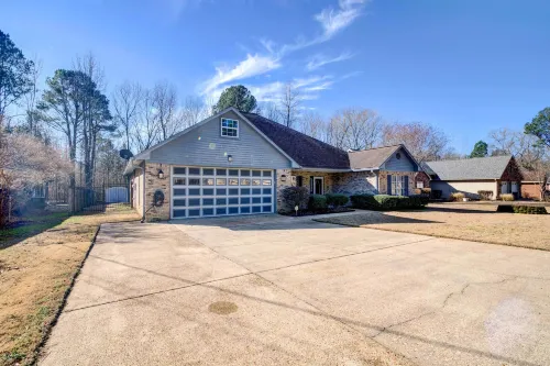 Starkville Vacation Rental ~ 2 Mi to MSU! - parking