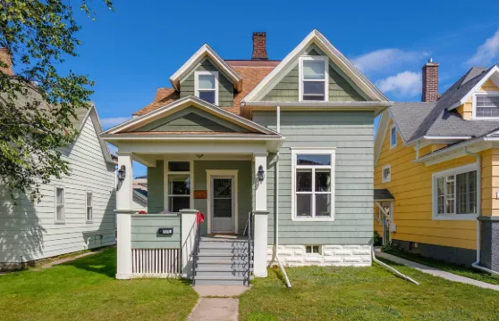 伊利假日之旅，靠近城鎮，湖泊和户外娛樂設施