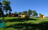 Les Roulottes de la Ferme des Chanaux Hotels in Dore-l’Eglise